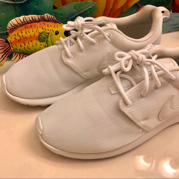 All White Nike Roshe Run - Picture 3 of 4